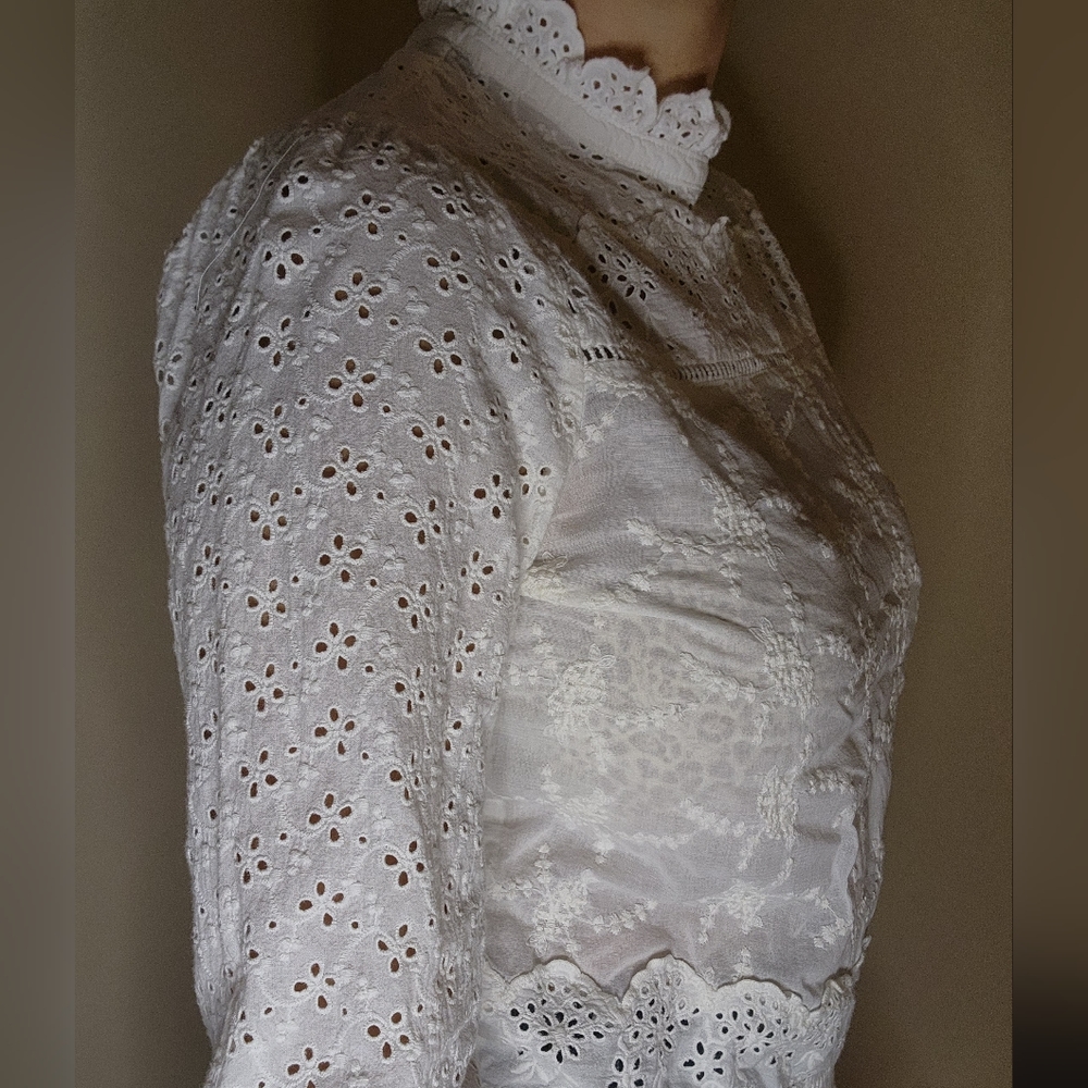 Eyelet blouse - Picture 3 of 3